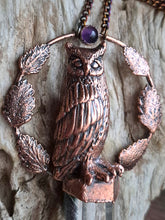 Carica l'immagine nel visualizzatore di Gallery, L'Amuleto del Gufo: Il Guardiano Silenzioso tra i Mondi
