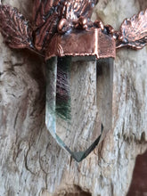 Carica l'immagine nel visualizzatore di Gallery, L'Amuleto del Gufo: Il Guardiano Silenzioso tra i Mondi
