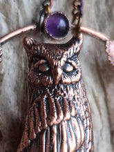 Carica l'immagine nel visualizzatore di Gallery, L'Amuleto del Gufo: Il Guardiano Silenzioso tra i Mondi
