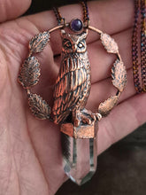 Carica l'immagine nel visualizzatore di Gallery, L'Amuleto del Gufo: Il Guardiano Silenzioso tra i Mondi
