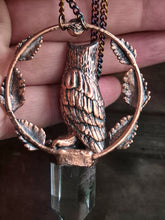 Carica l'immagine nel visualizzatore di Gallery, L'Amuleto del Gufo: Il Guardiano Silenzioso tra i Mondi
