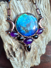 Carica l'immagine nel visualizzatore di Gallery, Amuleto artigianale Eliodor in rame con Labradorite blu rotonda e falci di luna, gioiello esoterico per il femminile sacro.
