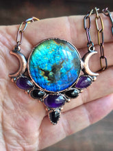 Carica l'immagine nel visualizzatore di Gallery, Il Risveglio della Grande Madre: Amuletto Lunare in Labradorite e Ametista

