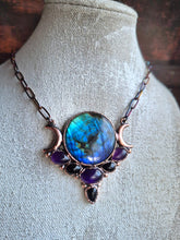 Carica l'immagine nel visualizzatore di Gallery, Il Risveglio della Grande Madre: Amuletto Lunare in Labradorite e Ametista
