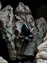 Carica l'immagine nel visualizzatore di Gallery, Hecate: Il Gioiello della Triplice Dea della notte
