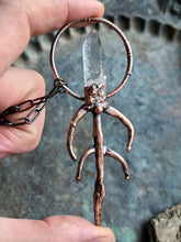 Carica l'immagine nel visualizzatore di Gallery, L'Origine del Sé: Amuleto Rupestre in Quarzo
