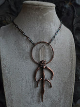 Carica l'immagine nel visualizzatore di Gallery, L'Origine del Sé: Amuleto Rupestre in Quarzo
