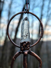 Carica l'immagine nel visualizzatore di Gallery, L'Origine del Sé: Amuleto Rupestre in Quarzo
