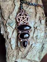 Carica l'immagine nel visualizzatore di Gallery, Il Grimorio di Ecate: Custode della Saggezza Ancestrale
