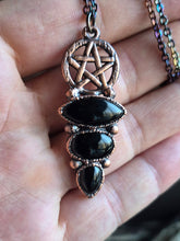 Carica l'immagine nel visualizzatore di Gallery, Il Grimorio di Ecate: Custode della Saggezza Ancestrale
