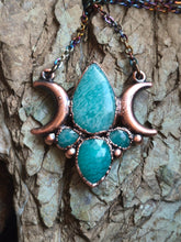 Carica l'immagine nel visualizzatore di Gallery, Dea delle Acque: L’Amuleto del Risveglio e della Luna
