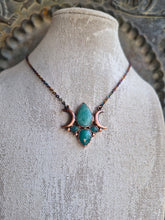 Carica l'immagine nel visualizzatore di Gallery, Dea delle Acque: L’Amuleto del Risveglio e della Luna
