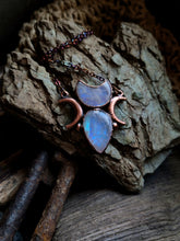 Carica l'immagine nel visualizzatore di Gallery, La Danza della Notte: Pendente Triplice Luna in Labradorite bianca
