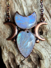 Carica l'immagine nel visualizzatore di Gallery, La Danza della Notte: Pendente Triplice Luna in Labradorite bianca
