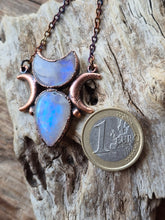 Carica l'immagine nel visualizzatore di Gallery, La Danza della Notte: Pendente Triplice Luna in Labradorite bianca
