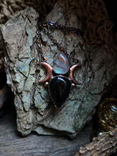 Carica l'immagine nel visualizzatore di Gallery, Pendente Goddess: L'Inno al Femminile Sacro
