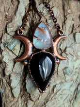 Carica l'immagine nel visualizzatore di Gallery, Pendente Goddess: L'Inno al Femminile Sacro
