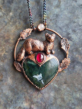 Carica l'immagine nel visualizzatore di Gallery, Amuleto Totemico Puzzola Europea: L'Eleganza della Coerenza e del Rispetto
