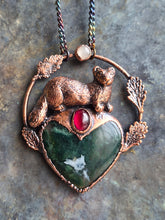 Carica l'immagine nel visualizzatore di Gallery, Amuleto Totemico Puzzola Europea: L'Eleganza della Coerenza e del Rispetto
