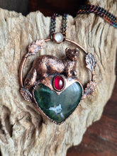 Carica l'immagine nel visualizzatore di Gallery, Amuleto Totemico Puzzola Europea: L'Eleganza della Coerenza e del Rispetto
