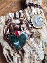 Carica l'immagine nel visualizzatore di Gallery, Amuleto Totemico Puzzola Europea: L'Eleganza della Coerenza e del Rispetto
