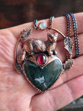 Carica l'immagine nel visualizzatore di Gallery, Amuleto Totemico Puzzola Europea: L'Eleganza della Coerenza e del Rispetto
