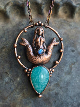 Carica l'immagine nel visualizzatore di Gallery, L'Incanto della Sirena Bicaudata: Amuleto di Rinascita e Acque Sacre
