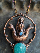 Carica l'immagine nel visualizzatore di Gallery, L'Incanto della Sirena Bicaudata: Amuleto di Rinascita e Acque Sacre
