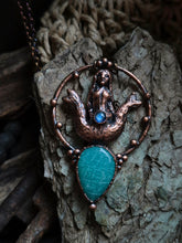 Carica l'immagine nel visualizzatore di Gallery, L'Incanto della Sirena Bicaudata: Amuleto di Rinascita e Acque Sacre
