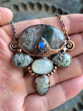 Carica l'immagine nel visualizzatore di Gallery, Acque Celesti: Il Sacro Flusso tra Cielo e Terra
