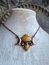 Carica l'immagine nel visualizzatore di Gallery, Golden LightGolden Light: L'Incendio Aureo della Creazione
