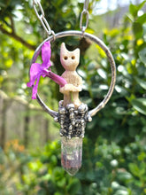 Carica l'immagine nel visualizzatore di Gallery, The Giver: Un Custode di Gentilezza nel Cuore del Bosco
