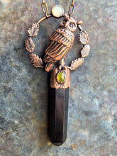 Carica l'immagine nel visualizzatore di Gallery, L'Essenza del Guardiano Notturno: Ossidiana, Vesuvianite e il Bagliore dell'Adularia
