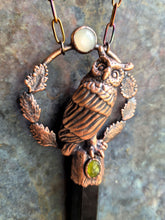 Carica l'immagine nel visualizzatore di Gallery, L'Essenza del Guardiano Notturno: Ossidiana, Vesuvianite e il Bagliore dell'Adularia
