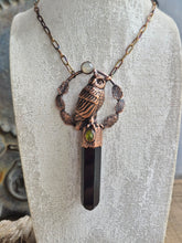 Carica l'immagine nel visualizzatore di Gallery, L'Essenza del Guardiano Notturno: Ossidiana, Vesuvianite e il Bagliore dell'Adularia
