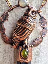 Carica l'immagine nel visualizzatore di Gallery, L'Essenza del Guardiano Notturno: Ossidiana, Vesuvianite e il Bagliore dell'Adularia
