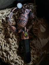 Carica l'immagine nel visualizzatore di Gallery, L'Essenza del Guardiano Notturno: Ossidiana, Vesuvianite e il Bagliore dell'Adularia
