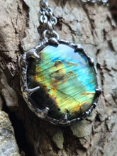 Carica l'immagine nel visualizzatore di Gallery, "Orizzonte dell'Anima" in Labradorite e Peltro
