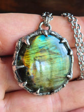 Carica l'immagine nel visualizzatore di Gallery, "Orizzonte dell'Anima" in Labradorite e Peltro
