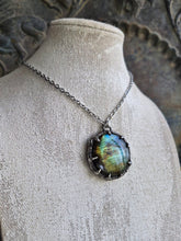 Carica l'immagine nel visualizzatore di Gallery, "Orizzonte dell'Anima" in Labradorite e Peltro
