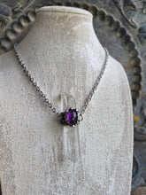 Carica l'immagine nel visualizzatore di Gallery, Amuleto "Custode di Luce" in Quarzo, Ametista e Peltro
