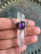 Carica l'immagine nel visualizzatore di Gallery, Amuleto "Custode di Luce" in Quarzo, Ametista e Peltro
