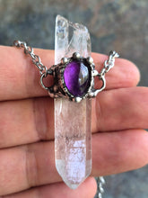 Carica l'immagine nel visualizzatore di Gallery, Amuleto "Custode di Luce" in Quarzo, Ametista e Peltro
