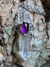 Carica l'immagine nel visualizzatore di Gallery, Amuleto "Custode di Luce" in Quarzo, Ametista e Peltro
