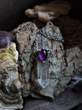 Carica l'immagine nel visualizzatore di Gallery, Amuleto "Custode di Luce" in Quarzo, Ametista e Peltro
