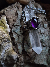 Carica l'immagine nel visualizzatore di Gallery, Amuleto "Custode di Luce" in Quarzo, Ametista e Peltro
