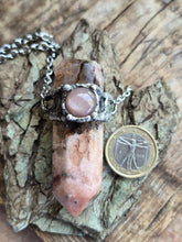 Carica l'immagine nel visualizzatore di Gallery, Il Risveglio del Cuore: Pendente in Agata Ametista Rosa e Adularia Pesca
