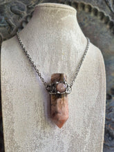 Carica l'immagine nel visualizzatore di Gallery, Il Risveglio del Cuore: Pendente in Agata Ametista Rosa e Adularia Pesca

