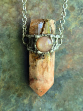 Carica l'immagine nel visualizzatore di Gallery, Il Risveglio del Cuore: Pendente in Agata Ametista Rosa e Adularia Pesca

