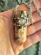 Carica l'immagine nel visualizzatore di Gallery, Il Risveglio del Cuore: Pendente in Agata Ametista Rosa e Adularia Pesca
